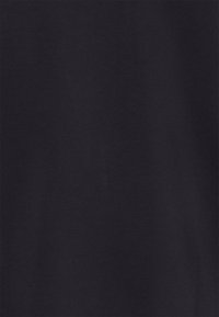 Tessuto nero solido con pieghe sottili e leggere variazioni di ombreggiatura.