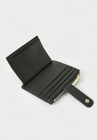 Portafoglio in pelle nera con una finitura testurizzata, dotato di più scomparti per carte, un taschino con zip e una chiusura a scatto per garantire sicurezza.