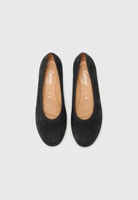 Balerini negre din suede cu vârf rotund, căptușeală moale și detalii subtile de cusătură. Eticheta brandului Gabor vizibilă în interior. Mărimea G 4½.
