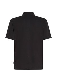 Sort polo-shirt, korte ærmer, flad strikkrave, slim fit, sideslidser, blød tekstur, mærke nederst til venstre, minimalistisk design.