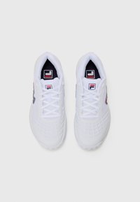 Scarpe da ginnastica bianche con tomaia in rete, lacci piatti, suola in gomma e dettagli del logo in contrasto in blu navy e rosso sui lati e sulla linguetta.