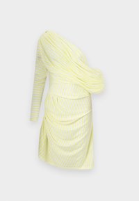 Šaty na jedno rameno v svetložltej farbe s bielymi pruhmi, s drapovaným dizajnom, dlhým rukávom a nariasením v oblasti pása.