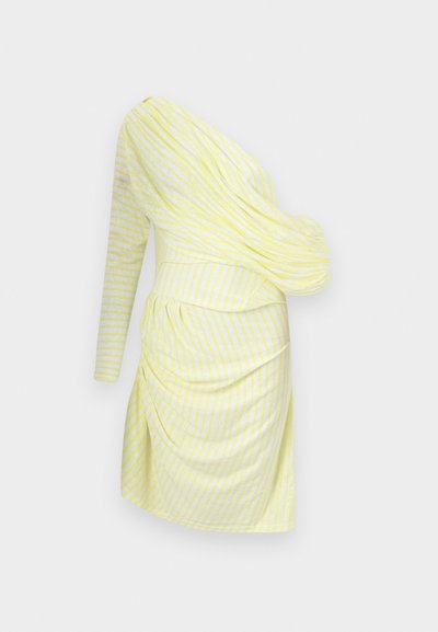 Rochie cu umăr descoperit, de culoare galben deschis, cu dungi albe, având un design drapat, mânecă lungă și detalii pliate în talie.