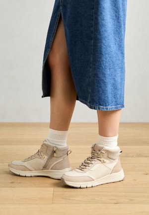 Tamaris Kõrge servaga tossud - ivory