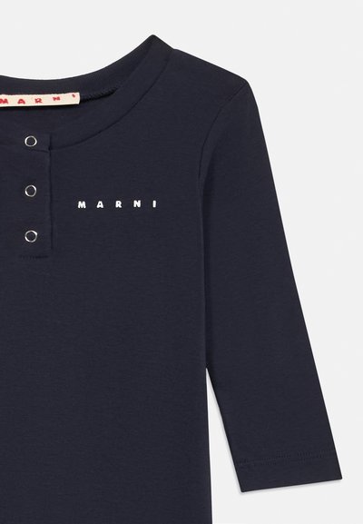 Mørkeblå langermet skjorte med rund hals, frontknapper og hvit "MARNI" logo detalj over venstre side av brystet. Myk stofftekstur.