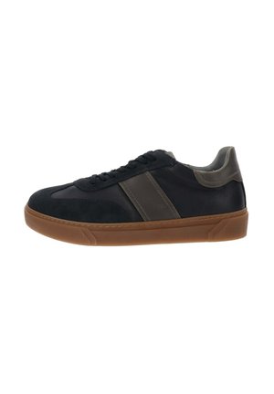 Baskets en cuir noir avec des accents en daim, dotées d'une rayure latérale grise, d'une fermeture à lacets et d'une semelle en gomme texturée.