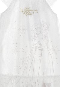 Vestido blanco con superposición transparente, con acentos dorados. El diseño muestra a Anna y Elsa abrazándose con patrones de copos de nieve.