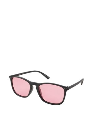Schwarze rechteckige Sonnenbrille mit dünnem Rahmen und rosaroten getönten Gläsern auf weißem Hintergrund.