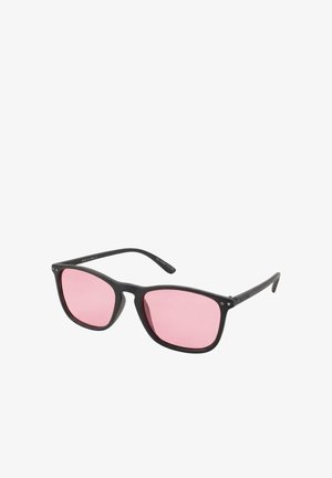 Schwarze rechteckige Sonnenbrille mit dünnem Rahmen und rosaroten getönten Gläsern auf weißem Hintergrund.