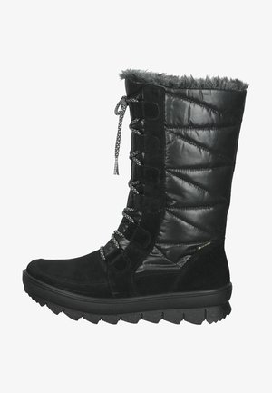 Černé zimní boty kotníkového střihu s voděodolným svrchním materiálem z semiše a lesklého materiálu, polstrovaným textilním svrškem, texturovanou podrážkou a nastavitelnými tkaničkami.