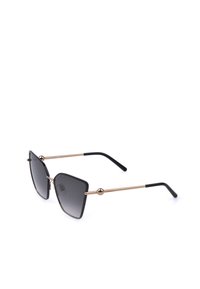Lunettes de soleil carrées noires teintées avec fines montures en métal doré et embouts noirs sur les branches.