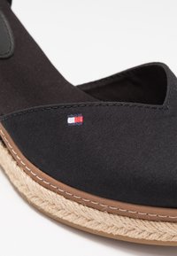 escarpins compenses tommy hilfiger