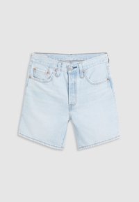 Světle modré džínové kraťasy s klasickým designem, obsahující přední kapsy, zapínání na knoflíky a třepený lem. Hladká textura, neformální vzhled.