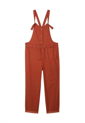 Salopette color ruggine con chiusura a bottoni, spalline regolabili con nodo, dettaglio della cintura e due tasche laterali. Tessuto leggero con una texture liscia.