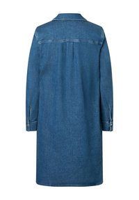Lange blauwe denim jurk met lange mouwen, knoopmanchetten, achterste schoudernaad en plooi onder de schoudernaad, gezien vanaf de achterkant.