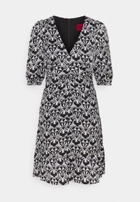 Vestido negro con estampado floral blanco, mangas cortas con volantes, escote en V y cremallera en la parte posterior. Falda acampanada con dobladillo con volante. Tejido suave.