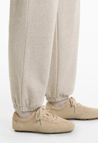OYSHO RELAXED FIT - Donji dijelovi trenirke - beige