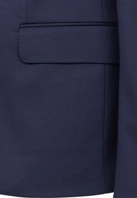 Marineblazer mit glatter Textur, einer einzelnen Brusttasche und sauberer Nahtführung an den Kanten, die eine taillierte Passform betont.