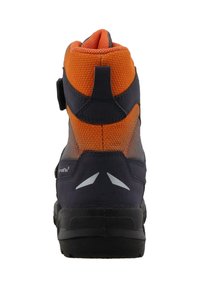 Wanderstiefel mit hohem Schaft in Orange und Dunkelgrau, mit dicker schwarzer Sohle und reflektierenden Details an der Ferse, Rückansicht.