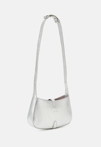 Metallinen hopeinen nahkainen olkalaukku, jossa on kaareva muoto, säädettävä hihna ja hienovarainen logo etupuolella. Sujuva pinta.