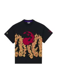 Sort bomulds t-shirt med et iøjnefaldende grafisk design af røde og gule flammer over fronten, rund halsudskæring og korte ærmer.
