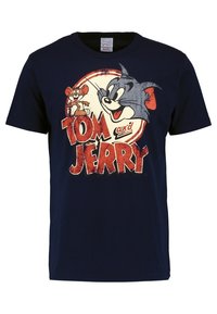 Camiseta azul marino con un gráfico de Tom y Jerry, con "TOM y JERRY" en texto rojo negrita debajo de los personajes.