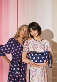 Cath Kidston ROUND MINI - REGULAR FIT - Keresztpántos táska - navy blue spot