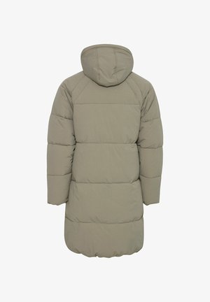 Lange pufferjack in gedempt groen, met een capuchon, gestikte panelen en een gladde textuur. Middenkalf lengte met een ronde zoom.