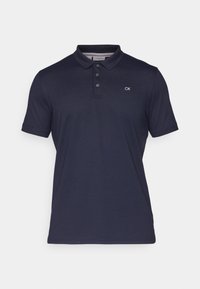 Marinblå polo shirt i slät tyg, med krage, tre knappslå och en liten vit "CK" logotyp på bröstet.