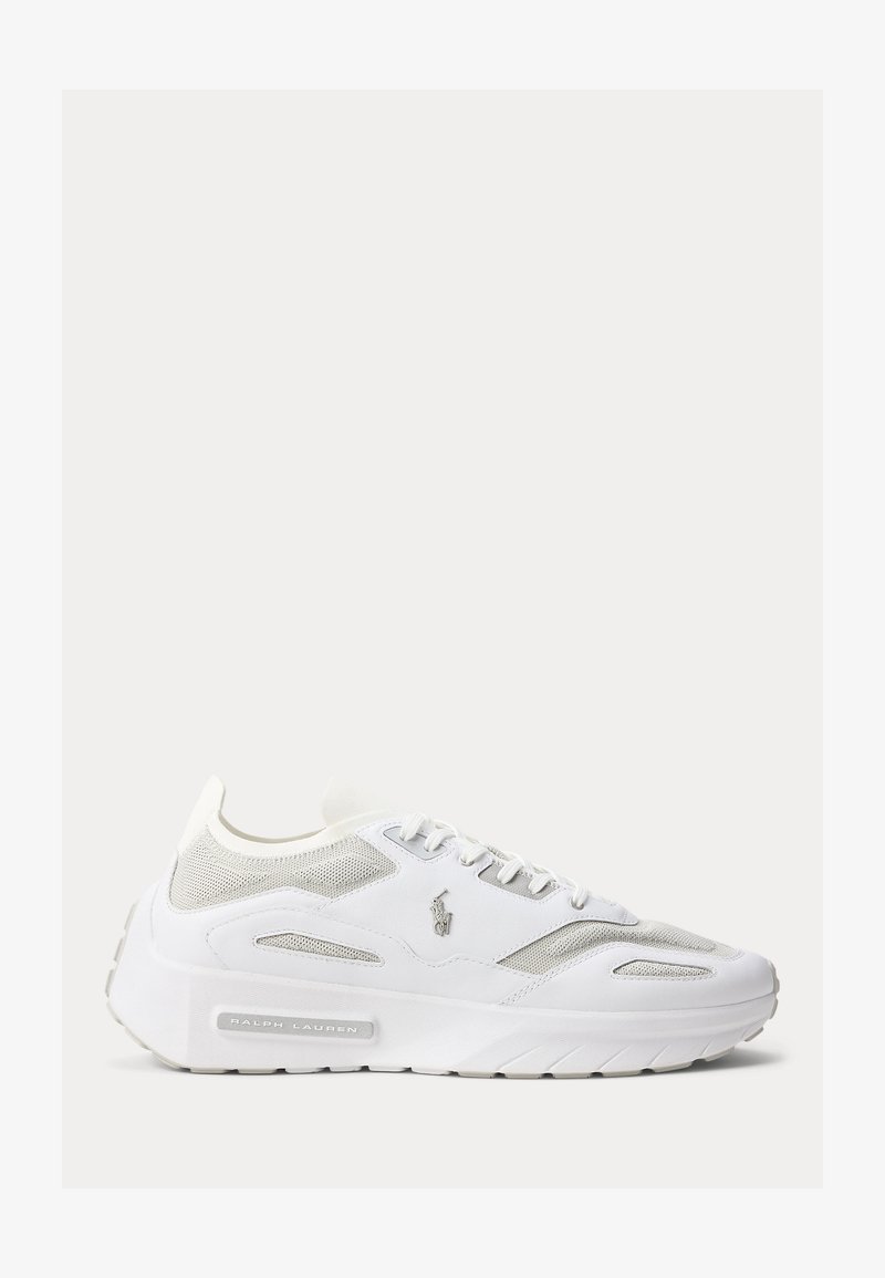 Λευκό sneaker χαμηλού τύπου με πλέγμα σε πάνελ, κορδόνια και λογότυπο Ralph Lauren στο πλάι και στη σόλα, φαίνεται από την εξωτερική πλευρά.