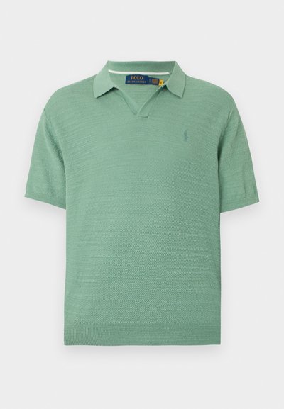 Ανοιχτό πράσινο κοντομάνικο πλεκτό πόλο με γιακά και διακριτικό λογότυπο στο αριστερό στήθος.