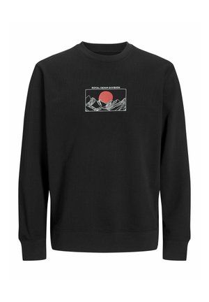 Fekete pulóver kerek nyakkal, hegyek és egy piros nap grafikai mintájával, "Royal Denim Division" felirattal. A szöveg fehér színű.
