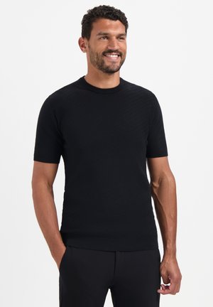Pull en maille texturée noir à manches courtes avec un col ras du cou. Design ajusté, finition lisse, convenant à une tenue décontractée.