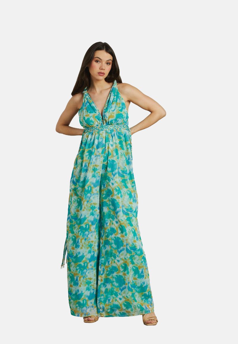 Robe longue sans manches avec un motif abstrait bleu et vert, dotée d'un décolleté en V et d'une taille froncée. Présente une silhouette fluide et des fentes sur les côtés.