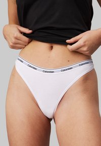 Calvin Klein Underwear THONG LOGO ICON 3 PACK  - Siaurikės - nightshade lilac sugar white