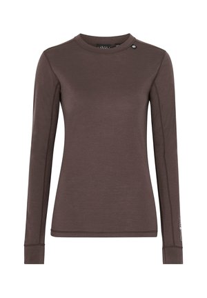 Dopasowana brązowa koszula z długim rękawem i okrągłym dekoltem, z widocznymi szwami oraz małą czarną metką z tkaniny przy kołnierzu na prawym ramieniu.