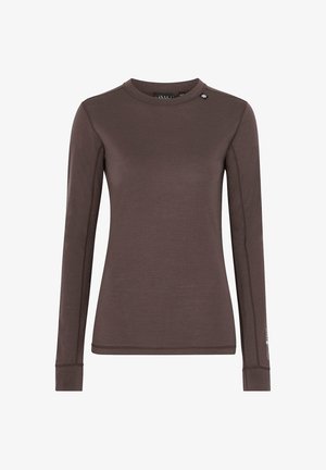 Dopasowana brązowa koszula z długim rękawem i okrągłym dekoltem, z widocznymi szwami oraz małą czarną metką z tkaniny przy kołnierzu na prawym ramieniu.