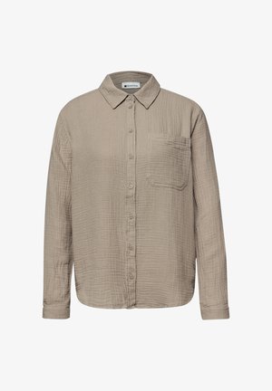 Chemise beige à manches longues avec boutons, poche poitrine, tissu texturé et col classique.