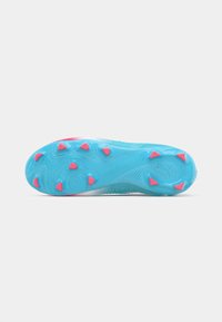 Sole di scarpa sportiva turchese con tacchetti rosa, caratterizzata da modelli di presa testurizzati e un design liscio e curvato.
