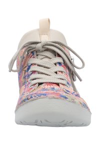 Sneaker mit floralem Muster in Pink, Blau und Grün auf einem glatten Obermaterial, grauen Schnürsenkeln und einer weißen, strukturierten Gummisohle.
