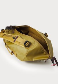Gelbe wasserdichte Duffel-Tasche mit doppelten Reißverschlüssen, externem Schnallensystem und verstellbarem Tragegurt. Das Innere ist geräumig mit einem weichen Futter und Taschen.