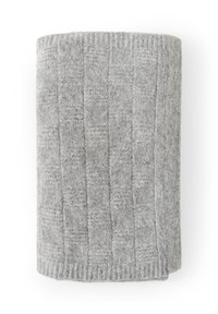 Couverture en laine grise tricotée, avec une texture à côtes, présentant un motif rectangulaire. Matériau doux, plié soigneusement.