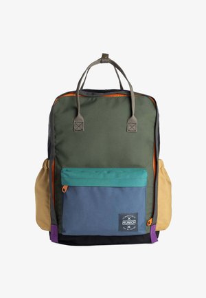 Farverig rygsæk med en grøn topsektion, blå lomme med logo, orange lynlåse og beige sidelommer. Tekstureret stof med vævede stropper.