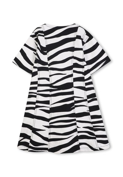 Zwart-witte gestreepte jurk met korte mouwen en een ontspannen pasvorm. Beschikt over verticale naden en een brede zoom, gemaakt van een lichtgewicht stof.