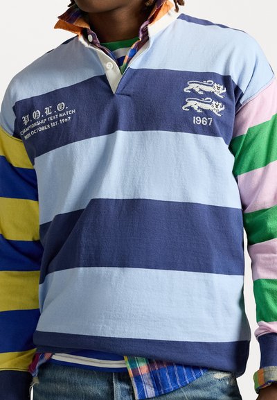 Polo a maniche lunghe con righe orizzontali blu, azzurro e verde. Presenta un colletto bianco, logo ricamato e tessuto testurizzato.
