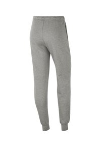 Pantalones deportivos grises de tela suave, con cintura elástica, puños acanalados y bolsillos laterales, presentan un diseño estilizado.