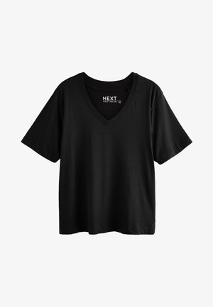 Crna majica s kratkim rukavima i V-izrezom, opuštenog kroja, s naljepnicom "NEXT" unutar područja ovratnika.