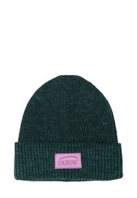 Bonnet en tricot vert avec texture côtelée et revers. Présente une petite étiquette rectangulaire rose avec le nom de la marque "OXBOW."