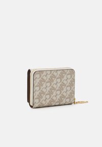 Portefeuille beige en tissu texturé, présentant un motif de chaîne répétitif, fermeture éclair dorée et accents en cuir marron. Design compact et rectangulaire.