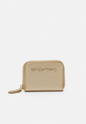 Portefeuille en cuir texturé or avec logo "VALENTINO" embossé. Il possède une fermeture zippée et un petit tirant de fermeture éclair. Forme rectangulaire compacte.